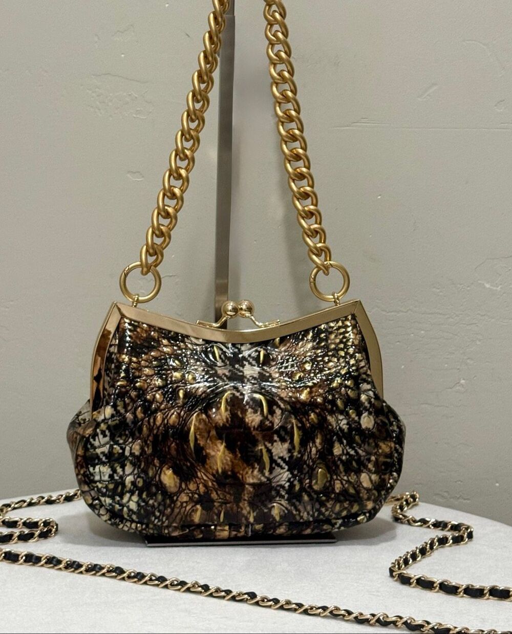 Croc-Embossed Leather Handmade Retro Style Kisslock Frame Bag